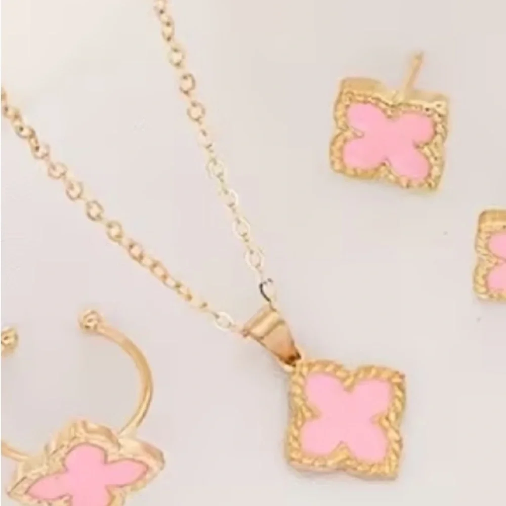 : ✨ Dainty Pink & Gold Clover Necklace ✨